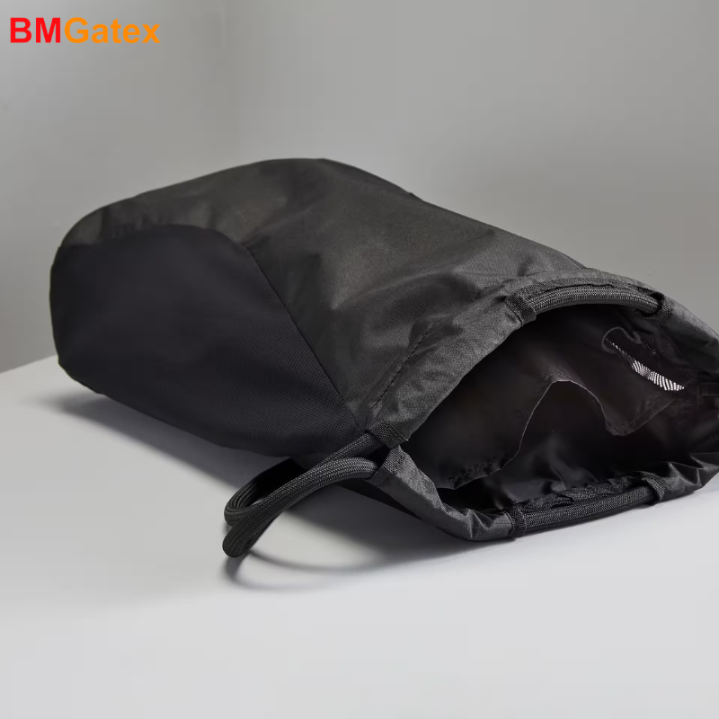 Balo dây rút (Drawstring bag): Balo dây rút, hay còn gọi là túi rút, là lựa chọn hàng đầu cho các sự kiện quy mô lớn nhờ ưu điểm chi phí thấp, thiết kế gọn nhẹ và khả năng in ấn dễ dàng. Túi rút có thể gấp gọn, dễ dàng mang theo và phát tặng nhanh chóng. Đây là giải pháp quà tặng lý tưởng cho các hoạt động quảng bá, sự kiện thể thao, hội nghị hoặc các chương trình khuyến mãi, giúp doanh nghiệp tiếp cận khách hàng một cách hiệu quả với chi phí tối ưu. Balo dây rút (Drawstring bag) Balo duffel/túi trống: Balo duffel hay túi trống là món quà hoàn hảo dành cho các phòng gym, câu lạc bộ thể thao hoặc các doanh nghiệp muốn tri ân đối tác, nhân viên thường xuyên tập luyện. Với không gian chứa đồ rộng rãi, túi trống có thể đựng được quần áo, giày dép, khăn tắm và các vật dụng cá nhân cần thiết cho việc tập luyện. Thiết kế bền bỉ, chất liệu chống thấm nước giúp bảo vệ đồ đạc bên trong khỏi ẩm ướt và hư hỏng. Balo duffel/túi trống Balo laptop thể thao đa năng: Balo laptop thể thao đa năng là sự kết hợp hoàn hảo giữa tính năng bảo vệ laptop của balo công sở và sự tiện dụng của balo thể thao. Với thiết kế sang trọng, chất liệu cao cấp và nhiều ngăn chứa đồ thông minh, balo laptop thể thao đa năng là món quà tặng lý tưởng cho nhân viên hoặc đối tác quan trọng. Balo laptop thể thao đa năng thể hiện sự tinh tế, đẳng cấp và quan tâm đến nhu cầu của người nhận, đồng thời nâng cao hình ảnh chuyên nghiệp của doanh nghiệp. Balo laptop thể thao đa năng